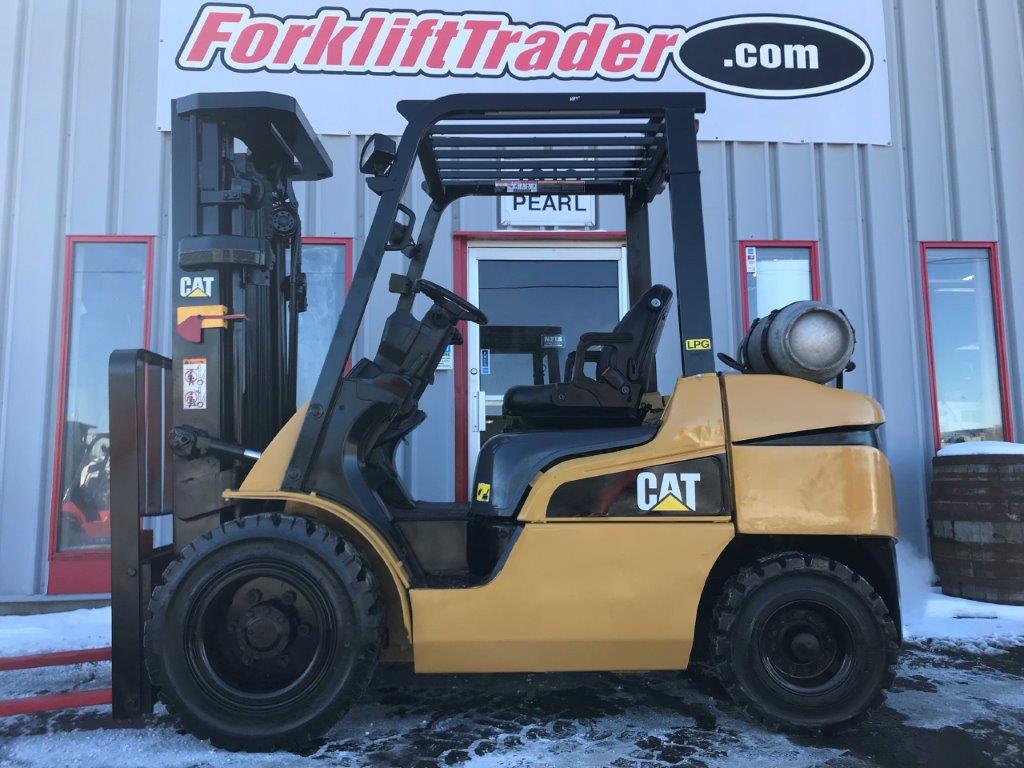 2005 yellow cat forklift with 3 stage mast for sale